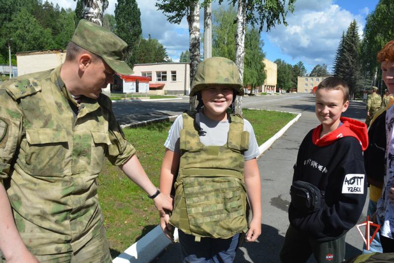 В рамках ведомственного проекта «Каникулы с Росгвардией» в Уральском округе продолжаются мероприятия со школьниками