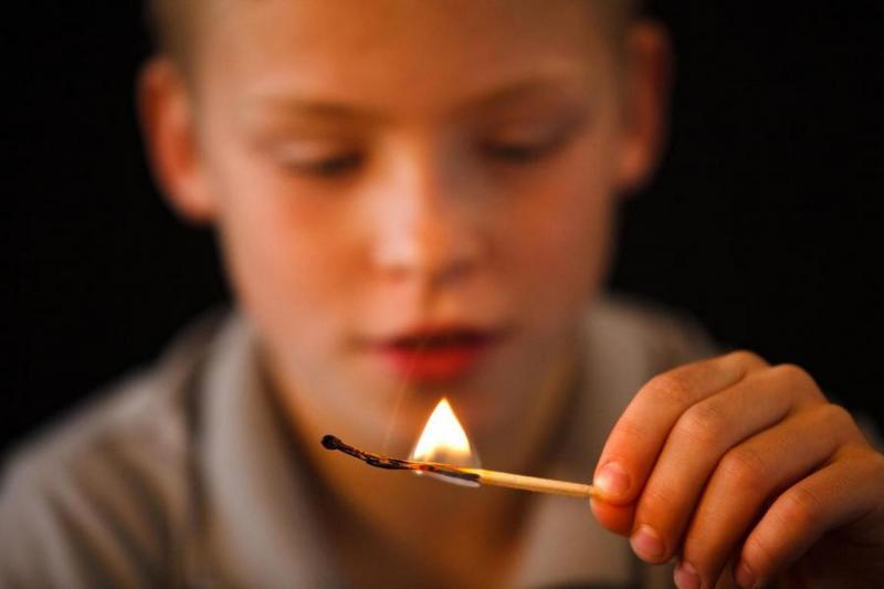 Детская шалость с огнем часто становится причиной пожаров.