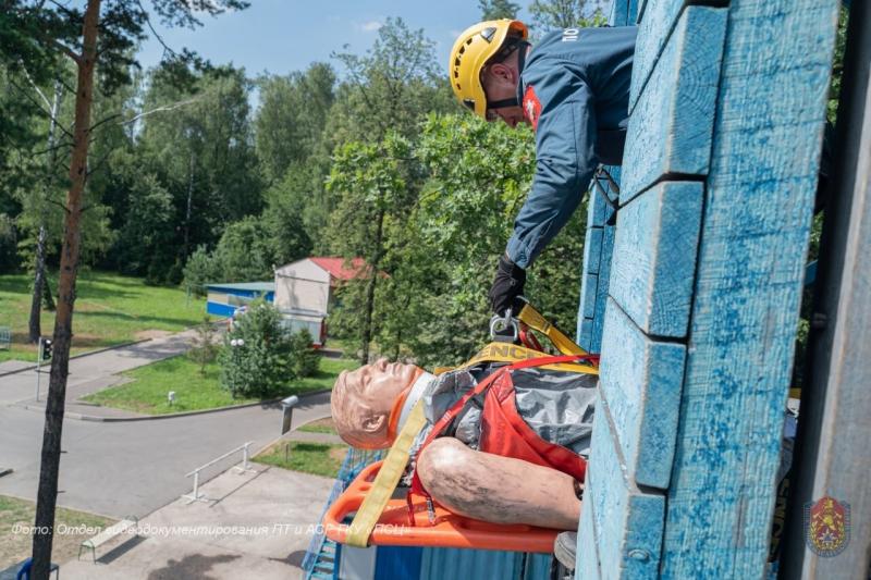 В Пожарно-спасательном центре города Москвы 
назвали лучших спасателей-альпинистов
