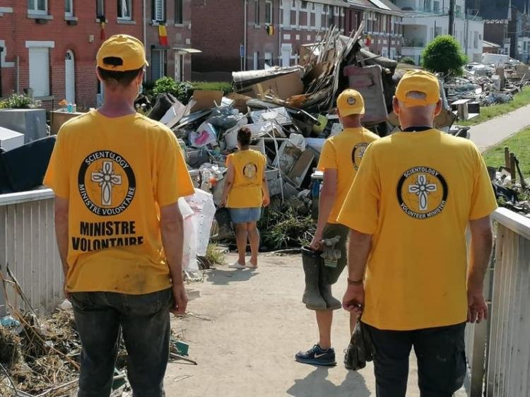 Волонтеры работают над восстановлением Брюсселя после разрушительного наводнения (Бельгия)