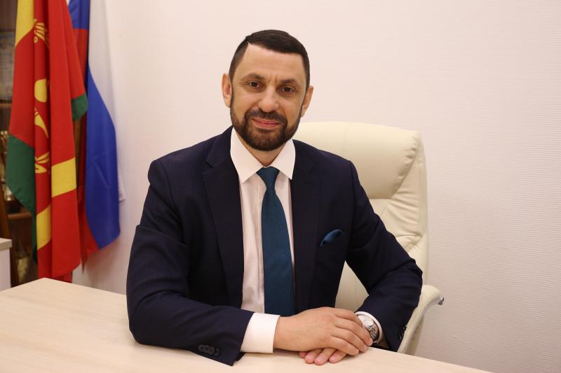 Муниципальный депутат Яков Якубович рассказал, как решаются конфликты во дворах Тверского района