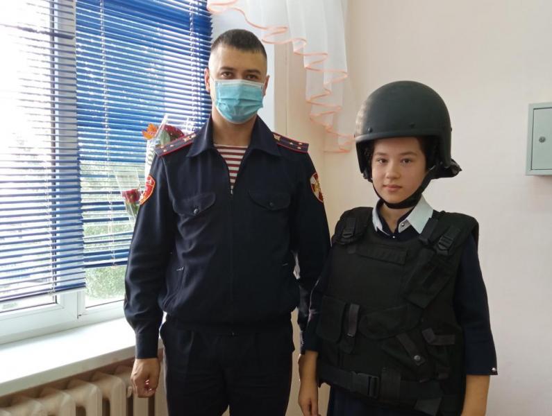 В Башкирии росгвардейцы провели урок безопасности для младших классов городской школы