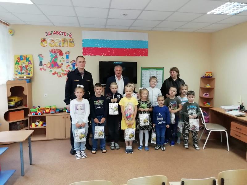 Сотрудники Росгвардии в Подмосковье поздравили детей социально-реабилитационного центра с Днем знаний