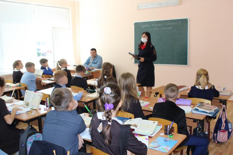 В рамках месячника «Безопасную дорогу детям!» транспортные полицейские Белгорода провели профилактическую беседу со школьниками