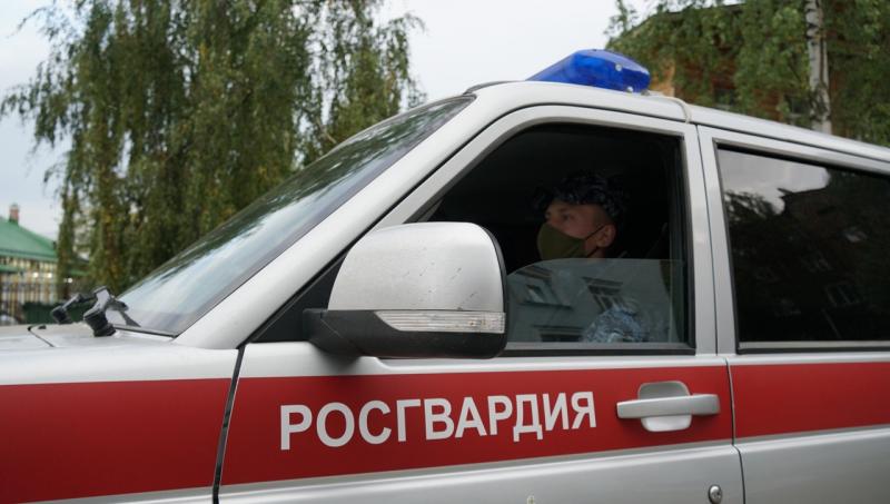 Кировские росгвардейцы задержали подозреваемого в незаконном проникновении в магазин и краже спиртного