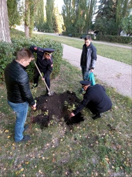В Башкирии росгвардейцы в рамках экологической акции высадили деревья в городском парке