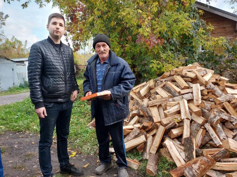 Депутат городского совета А. Канащук вручил дрова жителю дома с печным отоплением