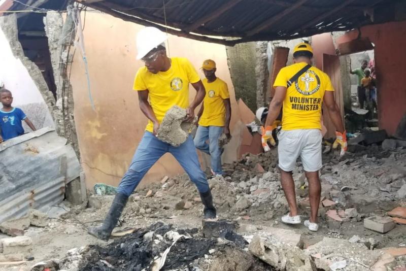 Добровольцы помогают в восстановлении школы на Гаити