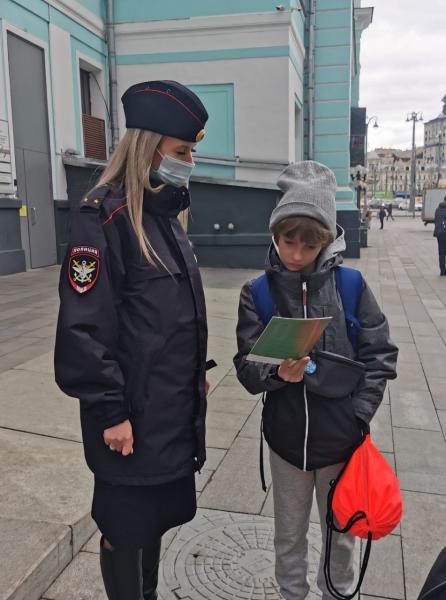 На Белорусском вокзале транспортные полицейские пообщались с пассажирами о «Безопасном пути домой»