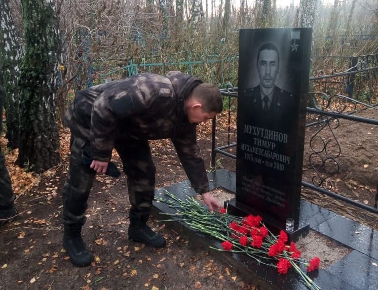 В Тюменской области почтили память Героя России офицера СОБР Тимура Мухутдинова