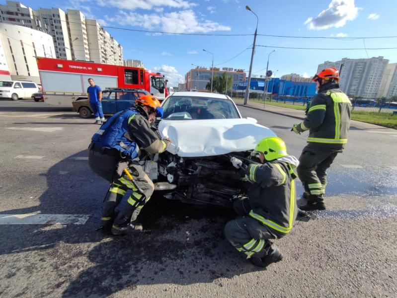 Московские спасатели и пожарные готовы к ликвидации ДТП любой сложности