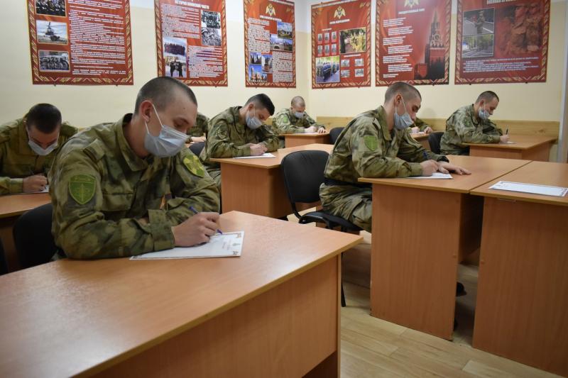 В Кирове военнослужащие, проходящие срочную службу в Росгвардии, приняли участие в акции 