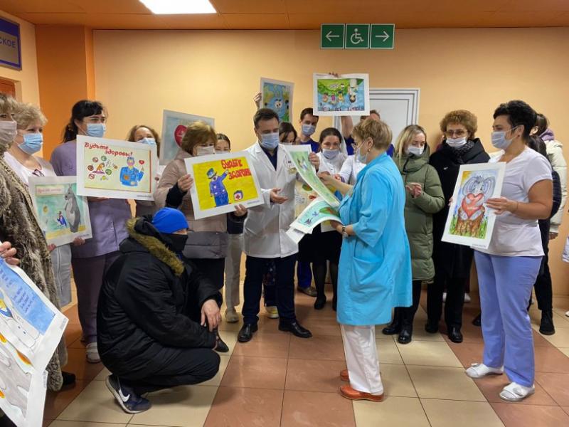 Реутовские школьники поддержали врачей рисунками и фруктами
