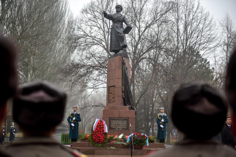 Бронзовый памятник генералу Панфилову торжественно открыли в Бишкеке