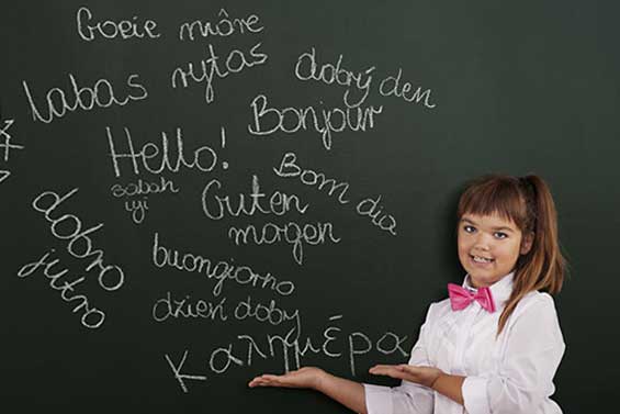 Специалисты онлайн-школы Kidskey дали 4 простых совета, как учить читать детей-билингвов