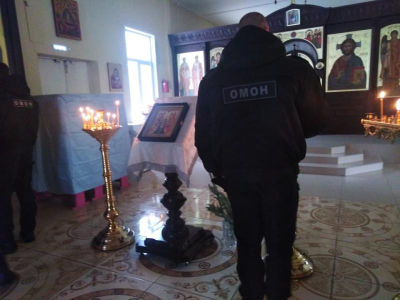 Сотрудники спецподразделения Росгвардии города Ангарска приняли участие в Крещенском богослужении