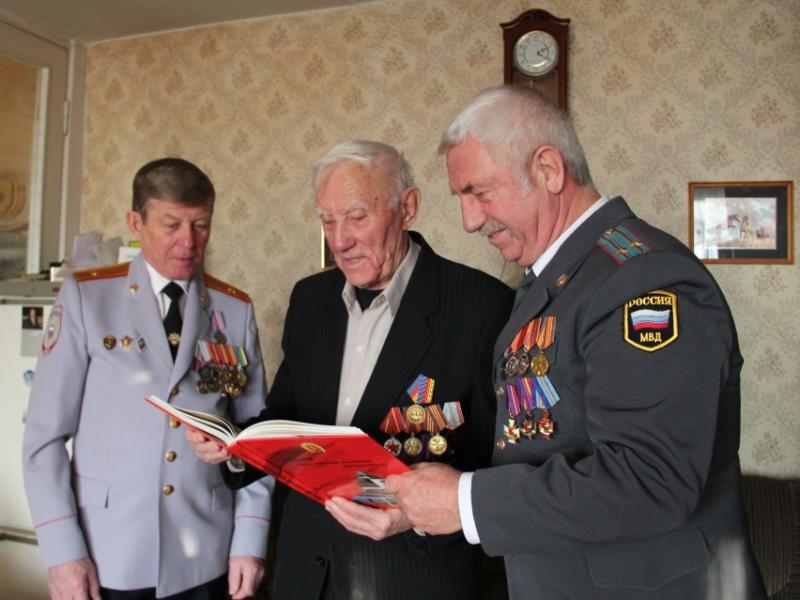 В Екатеринбурге ветераны правоохранительных органов поздравили своего коллегу с 90-летним юбилеем