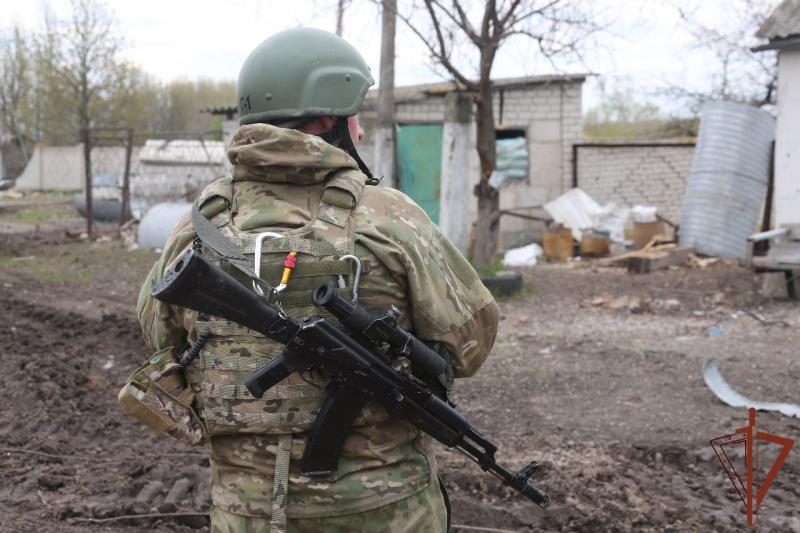 Пытавшуюся прорваться в населенный пункт бронегруппу ВСУ уничтожили росгвардейцы в Харьковской области