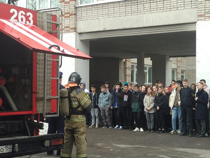 Пожарные 263-й пожарно-спасательной части провели урок безопасности в Пушкинской школе