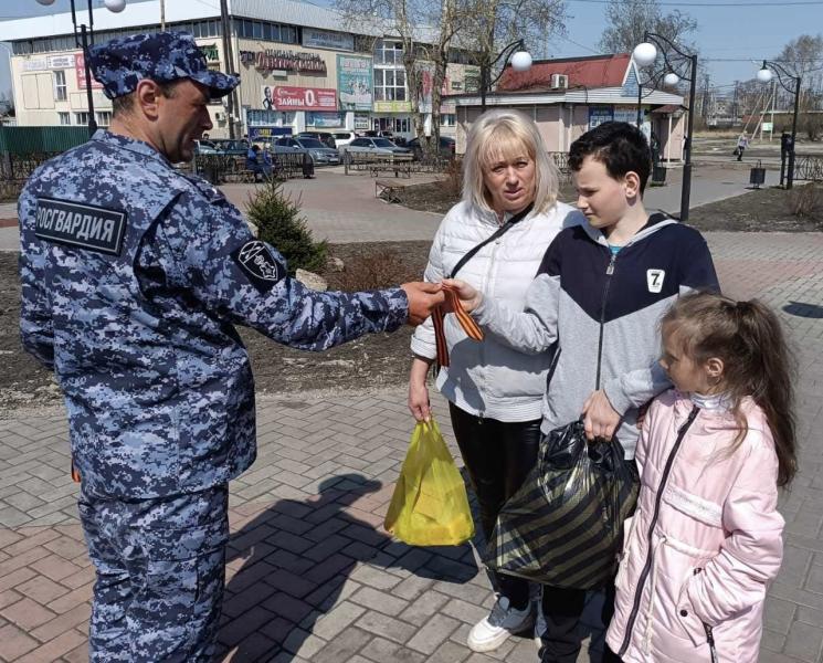 Росгвардейцы продолжают вручать символы воинской доблести - Георгиевские ленточки жителям Иркутской области