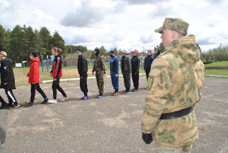 В Кирове на полигоне Росгвардии старшеклассники прошли курс молодого бойца