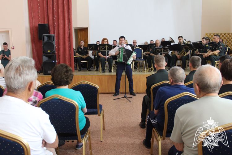 В Саратовской области сотрудники Росгвардии организовали концерт для беженцев из Донецкой и Луганской народных республик