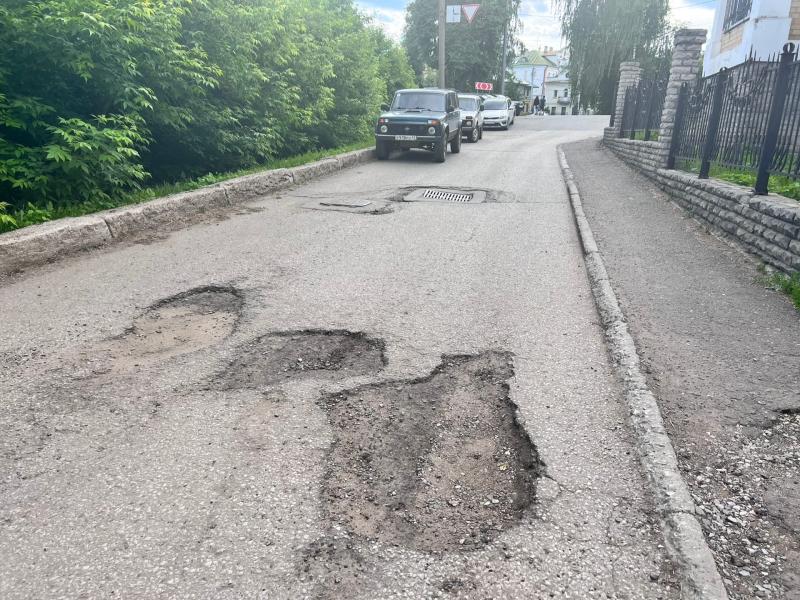 Народный фронт: спустя 5 лет отремонтированные дороги в Кирове дали трещину
