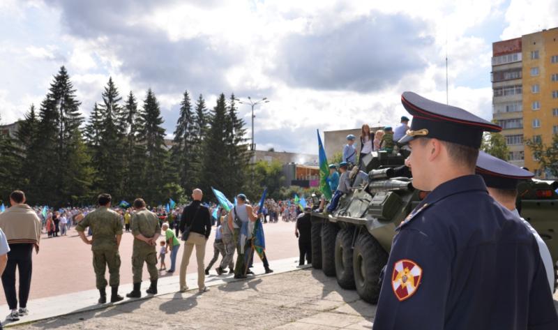 В Уральском округе росгвардейцы обеспечили правопорядок во время празднования Дня воздушно-десантных войск