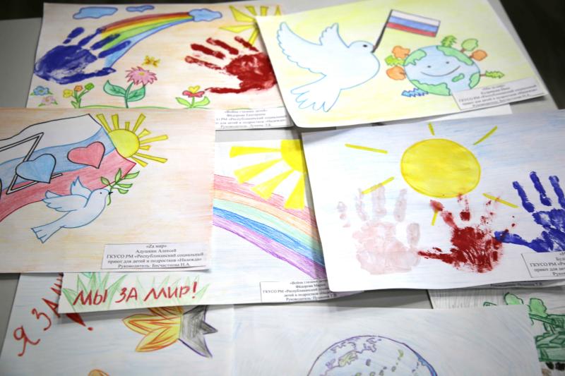 В Саранске дети нарисовали рисунки для росгвардейцев, принимающих участие в специальной военной операции