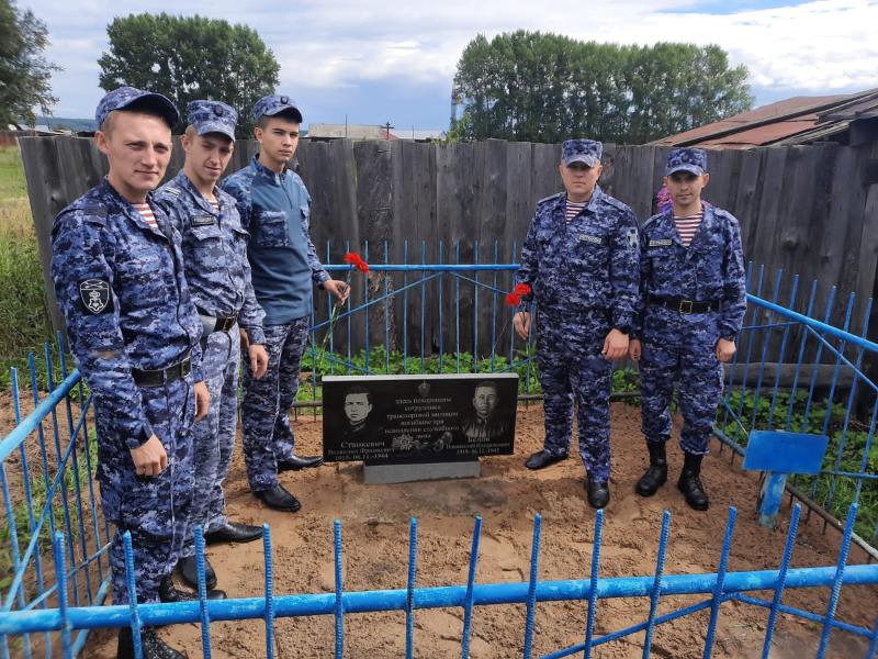 Росгвардейцы Приангарья облагородили памятник милиционерам, погибшим в годы Великой Отечественной войны