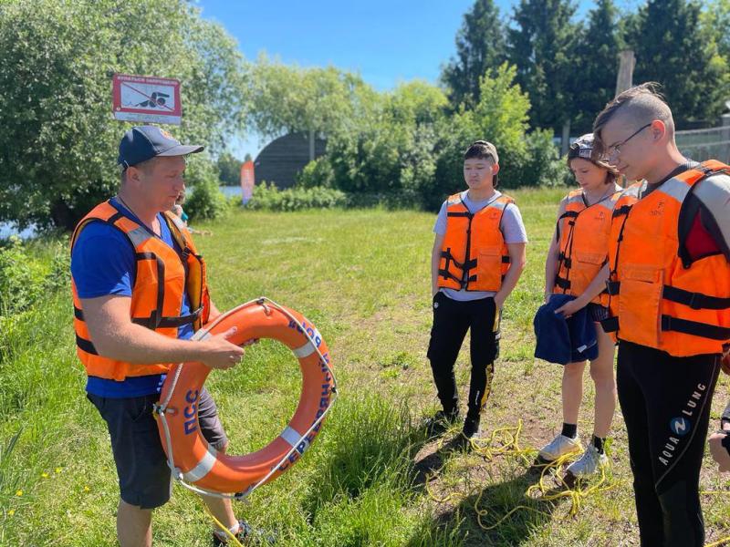 Спасатели на воде проводят занятия для детей