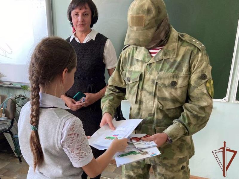 Новосибирские школьники написали письма росгвардейцам-участникам специальной военной операции