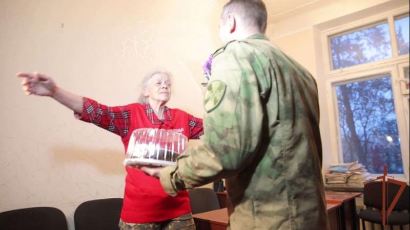 Росгвардия поздравляет 71-летнюю женщину-добровольца в ЛНР