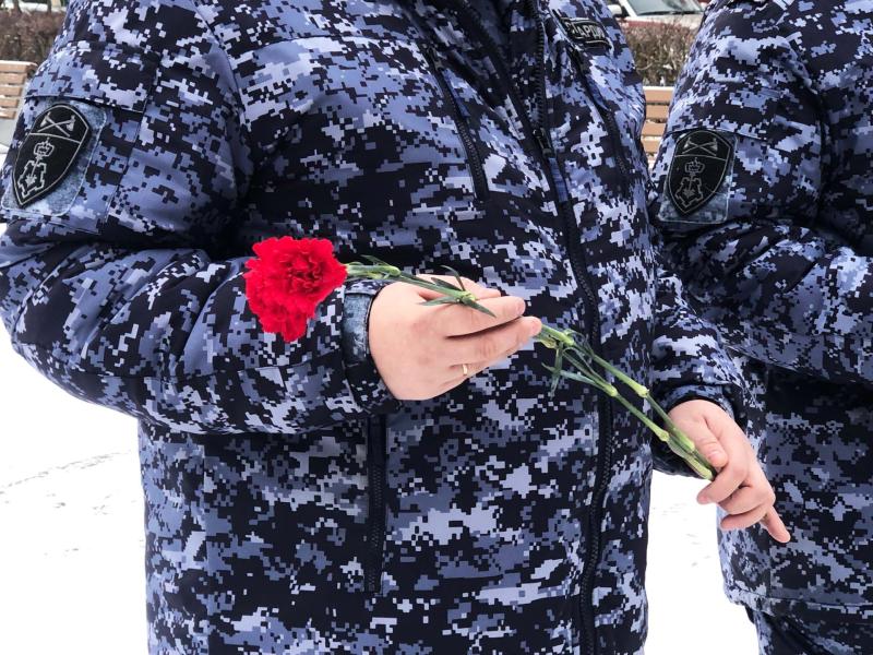В Рузаевке сотрудники Росгвардии возложили цветы к памятнику павшим войнам