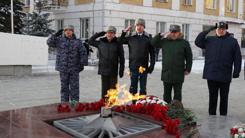 В Кирове в День Неизвестного солдата сотрудники и военнослужащие Росгвардии возложили цветы к Вечному огню