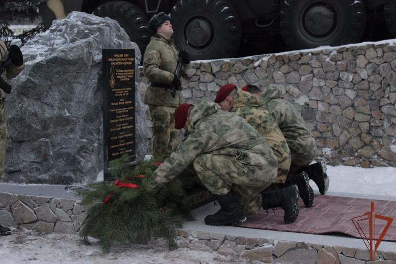 В лесновском полку Росгвардии открыли памятник бойцам, павшим при выполнении боевых задач.