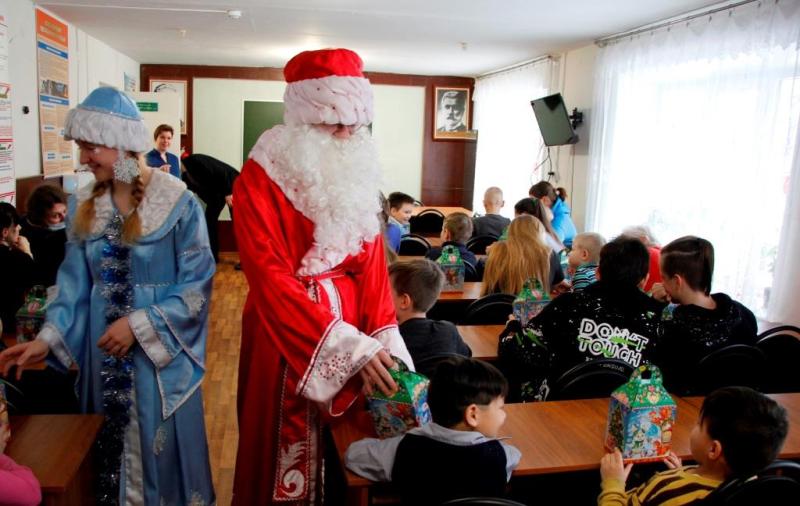Специалисты «Воронежэнерго» устроили новогодний праздник для детей из Донецкой и Луганской Народных Республик