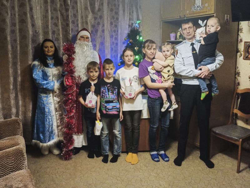 Дед Мороз специального назначения посетил многодетную семью из города Изобильного