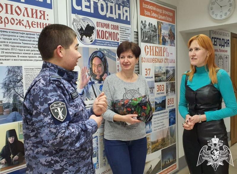 Начальник территориального управления и офицеры в Тюменской области поздравили журналистов с Днем российской печати