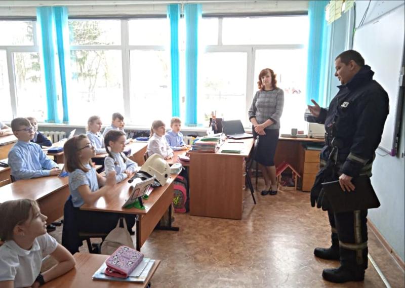 Пожарные ГКУ МО «Мособлпожспас» провели урок безопасности для Коломенских школьников