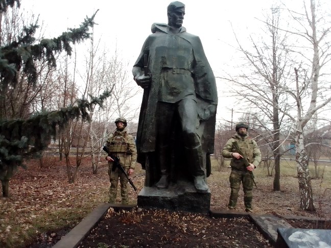 Росгвардейцы почтили память Героев Великой Отечественной войны в Луганской Народной Республике