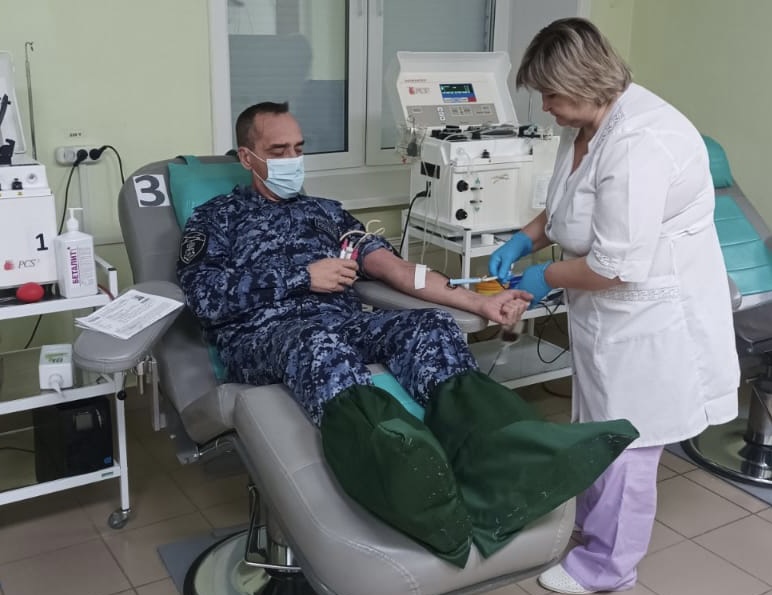 Сотрудники Росгвардии сдали в Саянске около 7 литров донорской крови
