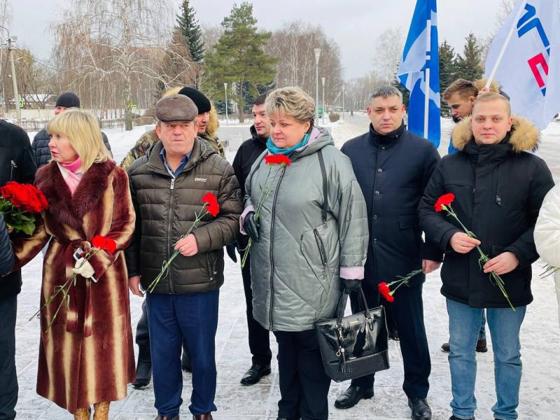 Депутат городского совета Алексей Максименко возложил цветы в память о погибших в сражениях Сталинградской битвы