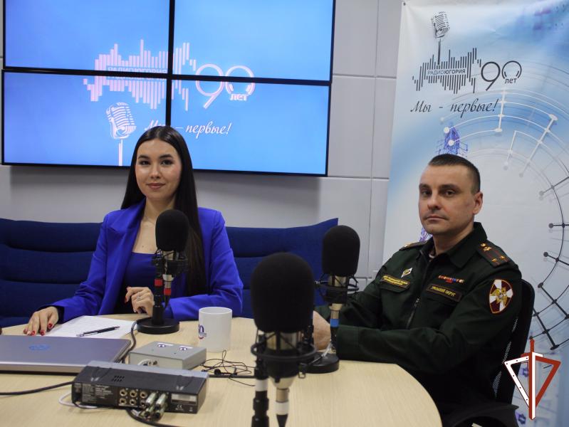 Офицер Росгвардии рассказал о помощи населению, приняв участие в радиоэфире радиостанции «Югория»