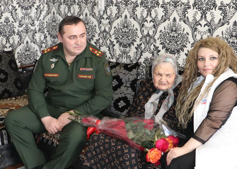 Военные следователи поздравили ветерана Великой Отечественной войны с наступающим Днем защитника Отечества