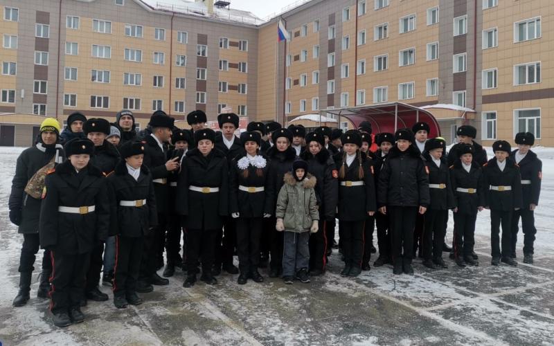В Новосибирске военнослужащие Росгвардии провели для детей из ДНР день открытых дверей