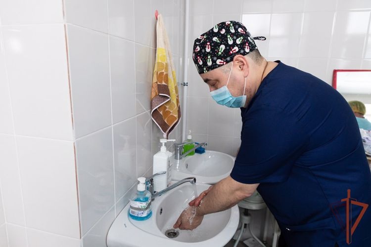Врачи ДНР оказали содействие хирургу Росгвардии в спасении пациента