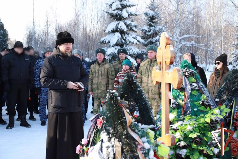 В столице Югры военнослужащие и сотрудники Росгвардии почтили память кавалера ордена Мужества сержанта полиции Виктора Николаева