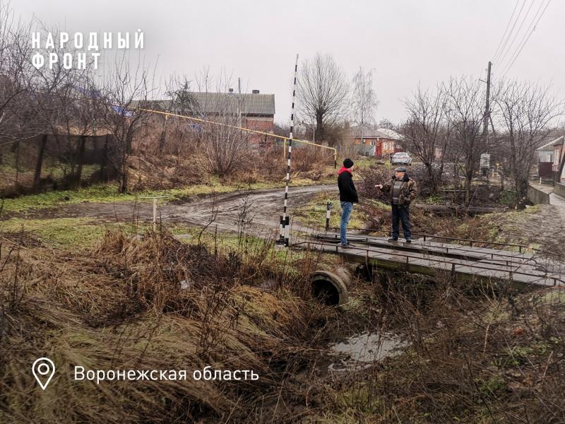 В Острогожске Воронежской области бытовые нечистоты сливают в прибрежную зону реки Тихая Сосна