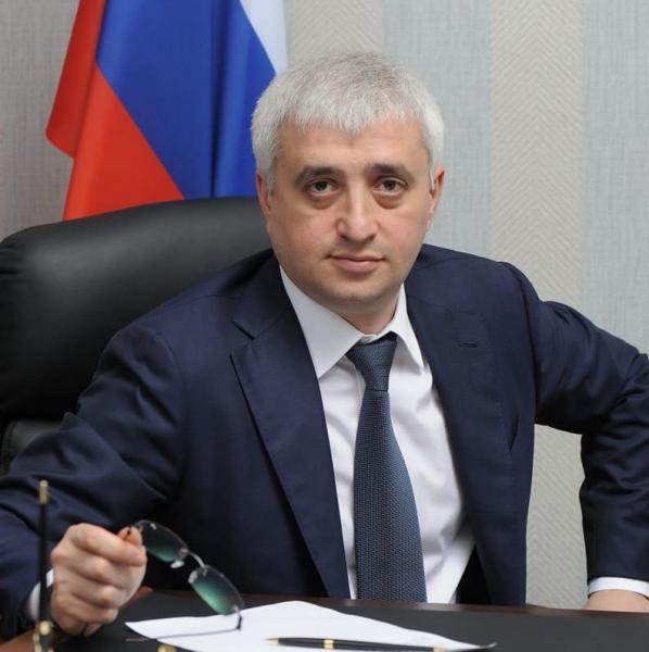 Депутат Зураб Макиев доставляет ценные грузы на новые территории РФ
